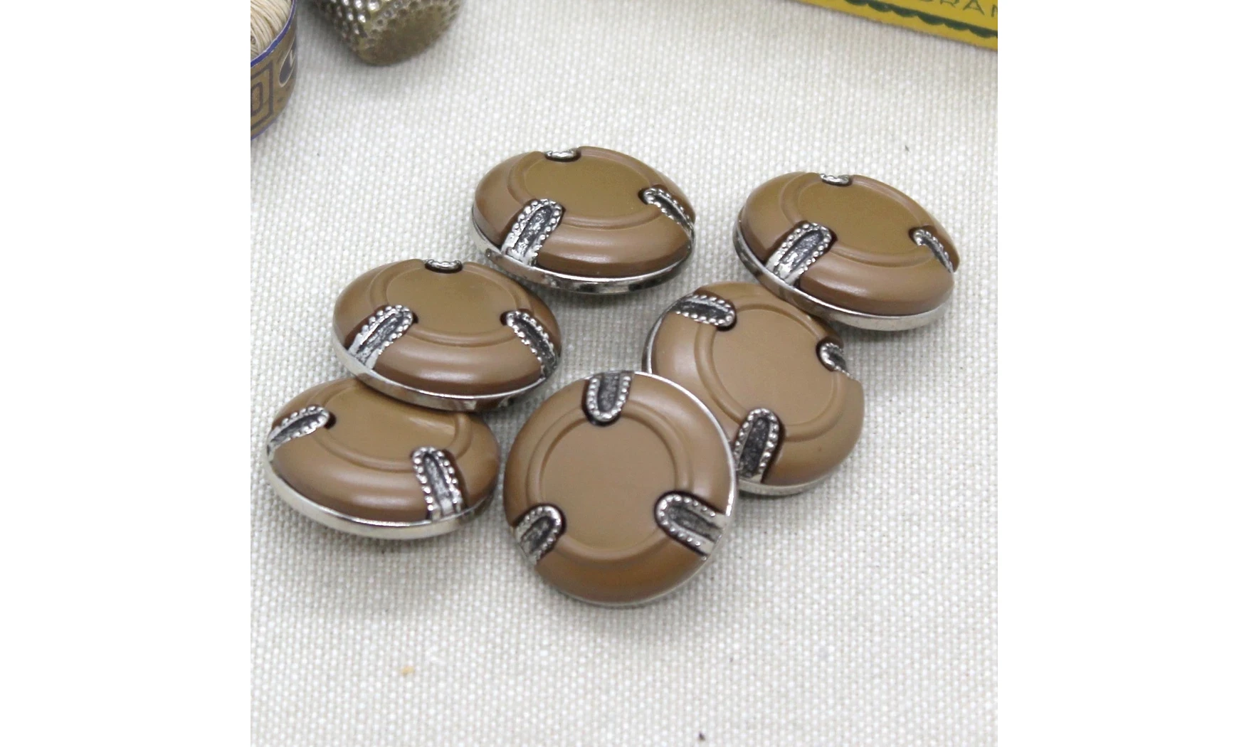 6 boutons / 22MM / Brun