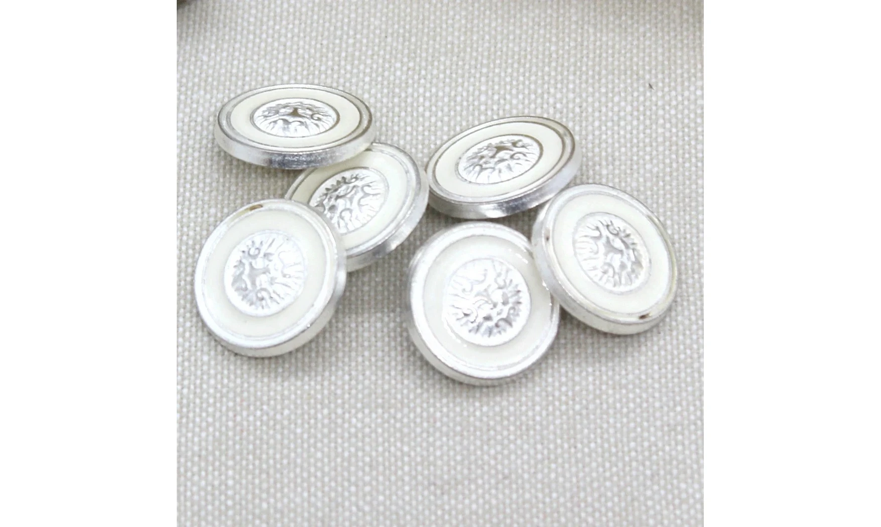 6 boutons / 18MM / Blanc Centre argent