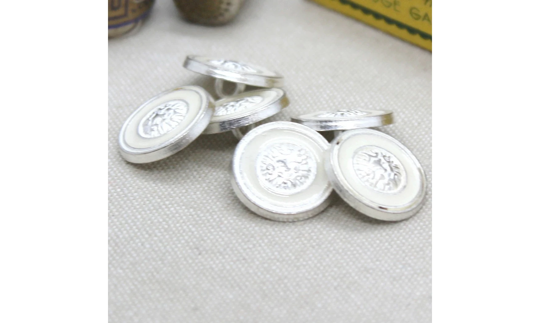 6 boutons / 18MM / Blanc Centre argent