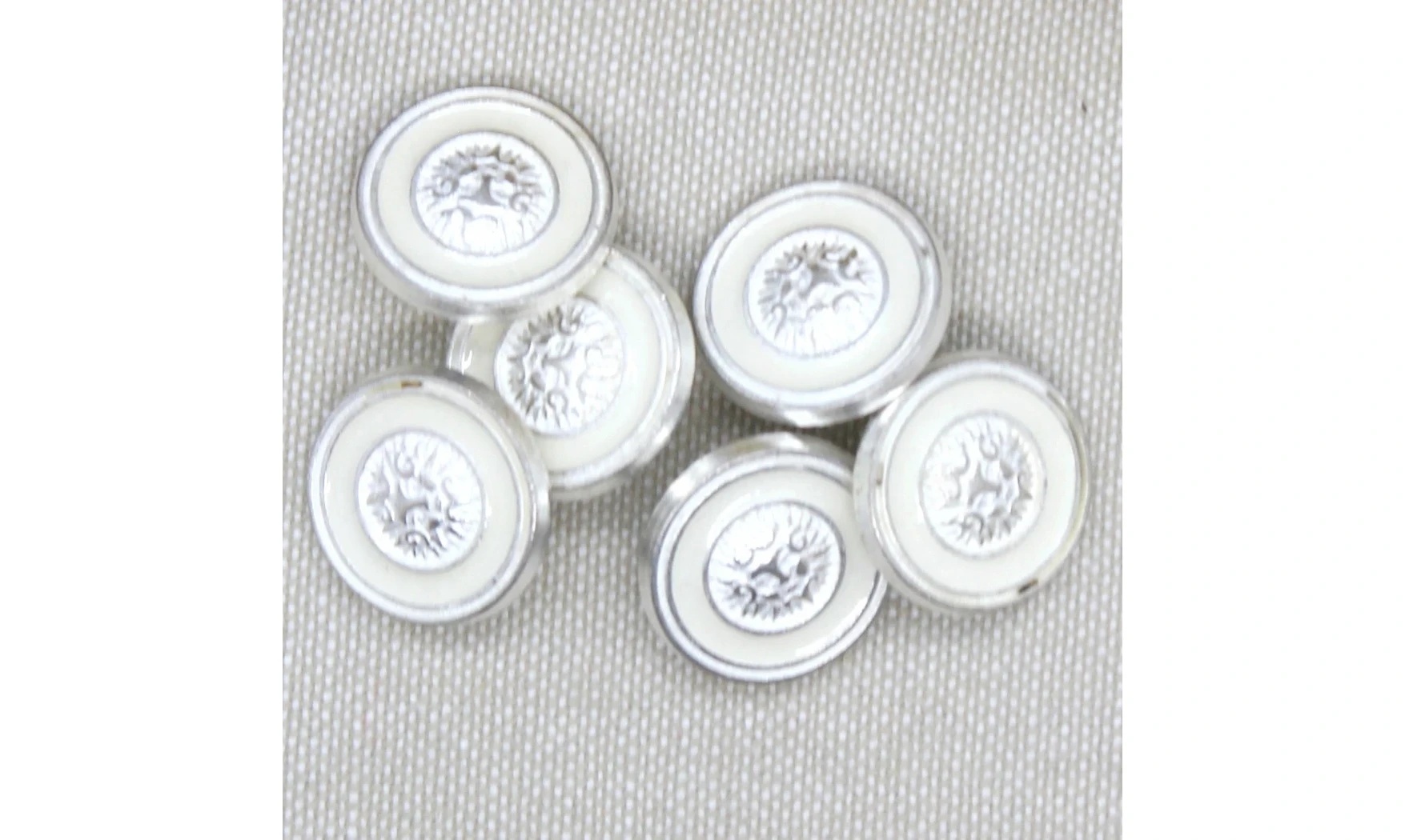 6 boutons / 18MM / Blanc Centre argent