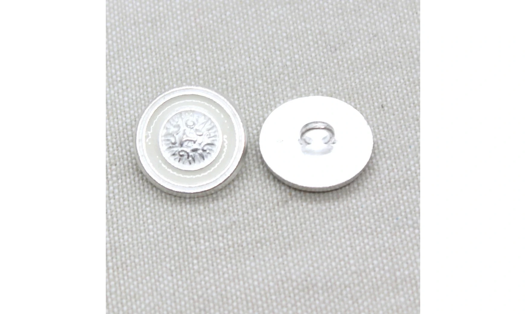 6 boutons / 18MM / Blanc Centre argent