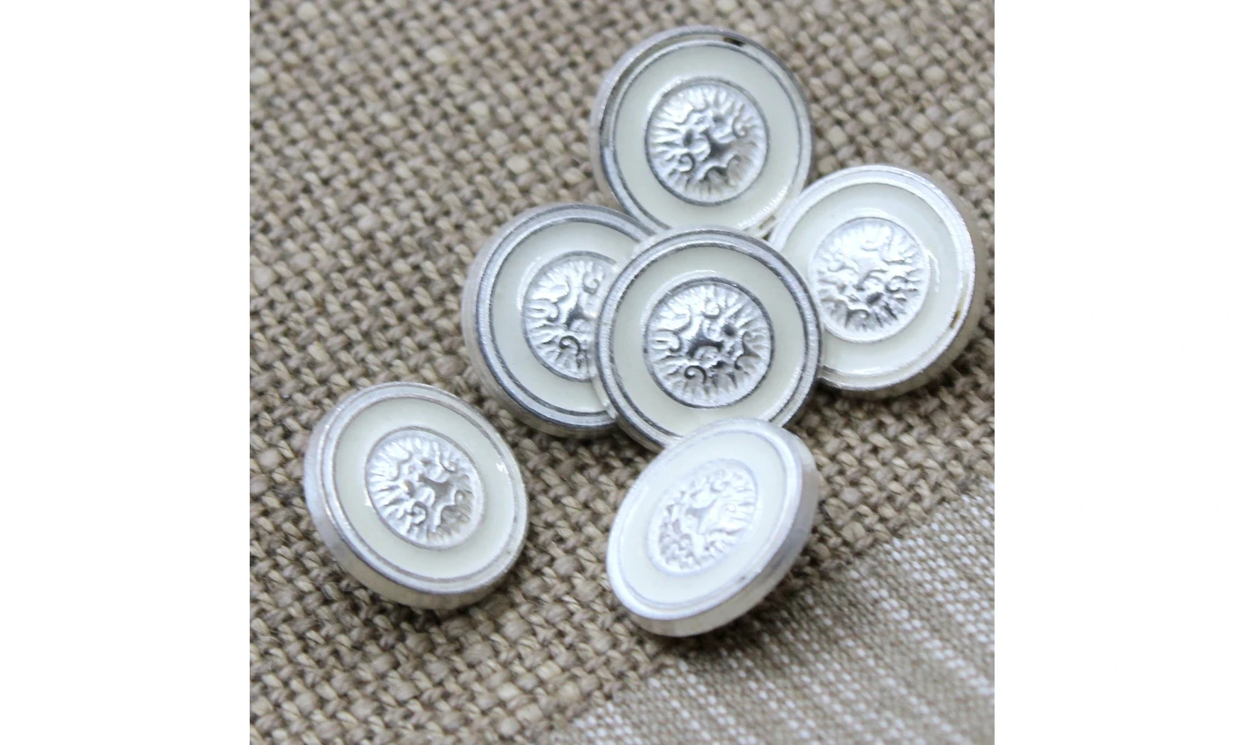 6 boutons / 18MM / Blanc Centre argent