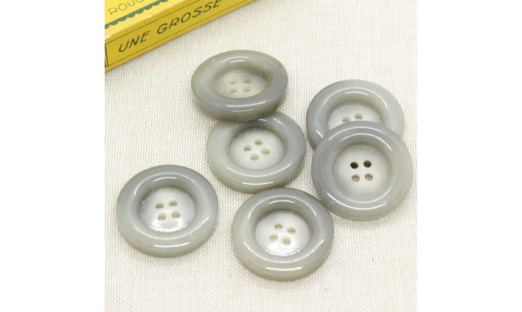 6 boutons / 27MM / Gris