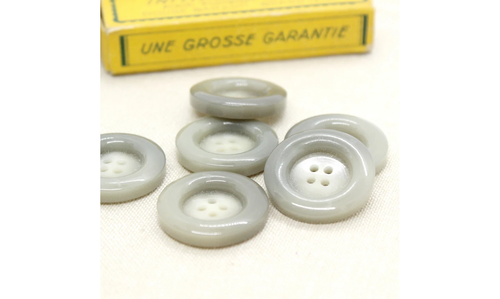 6 boutons / 27MM / Gris