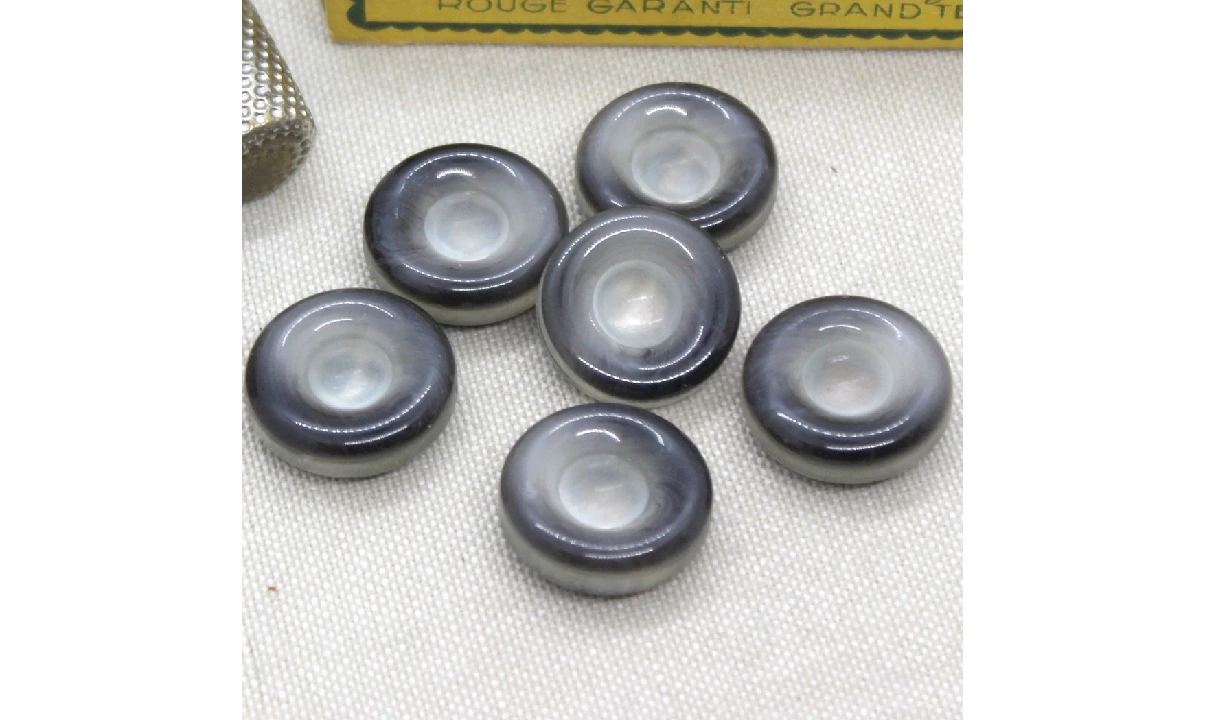 Vintage Button 048B