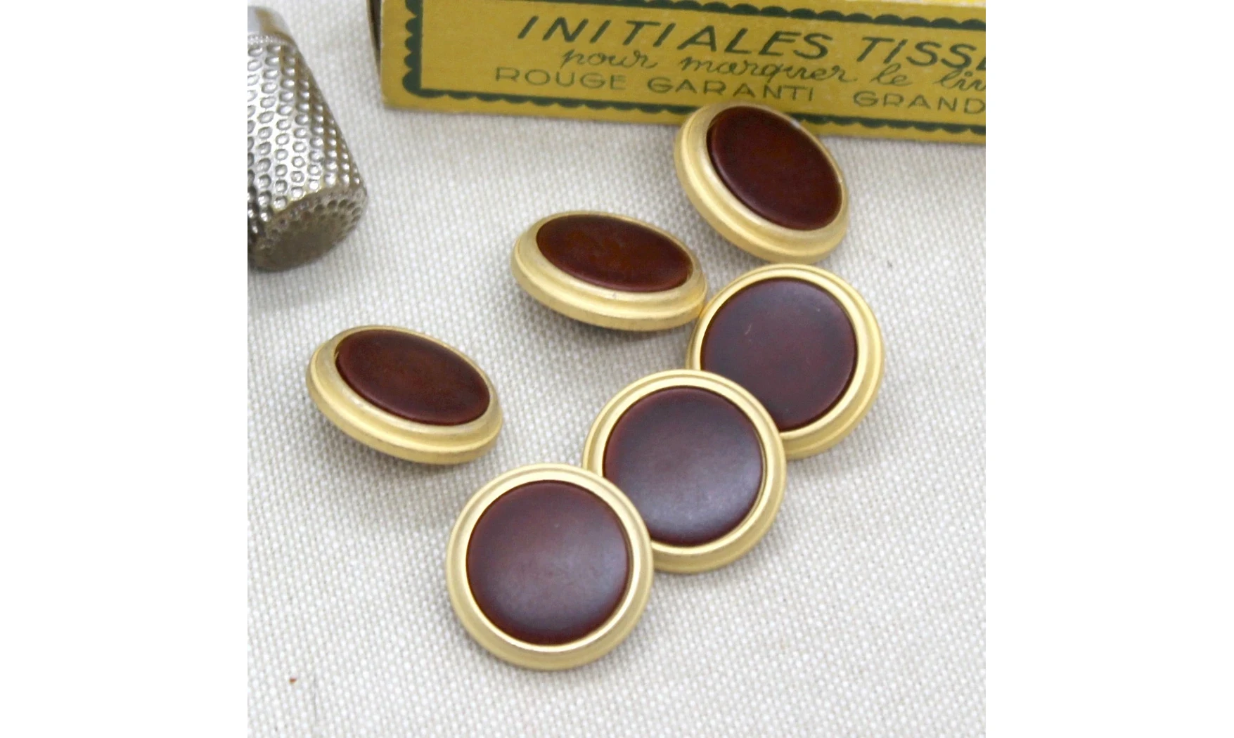 6 boutons / 19MM / Rouge Contour doré