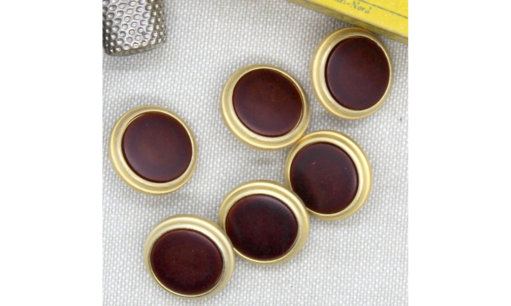 6 boutons / 19MM / Rouge Contour doré
