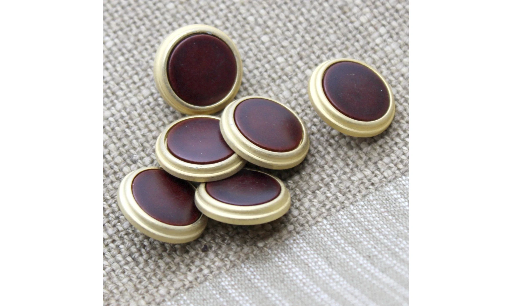 6 boutons / 19MM / Rouge Contour doré