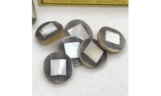 6 boutons / 22MM / Brun "Carré blanc"