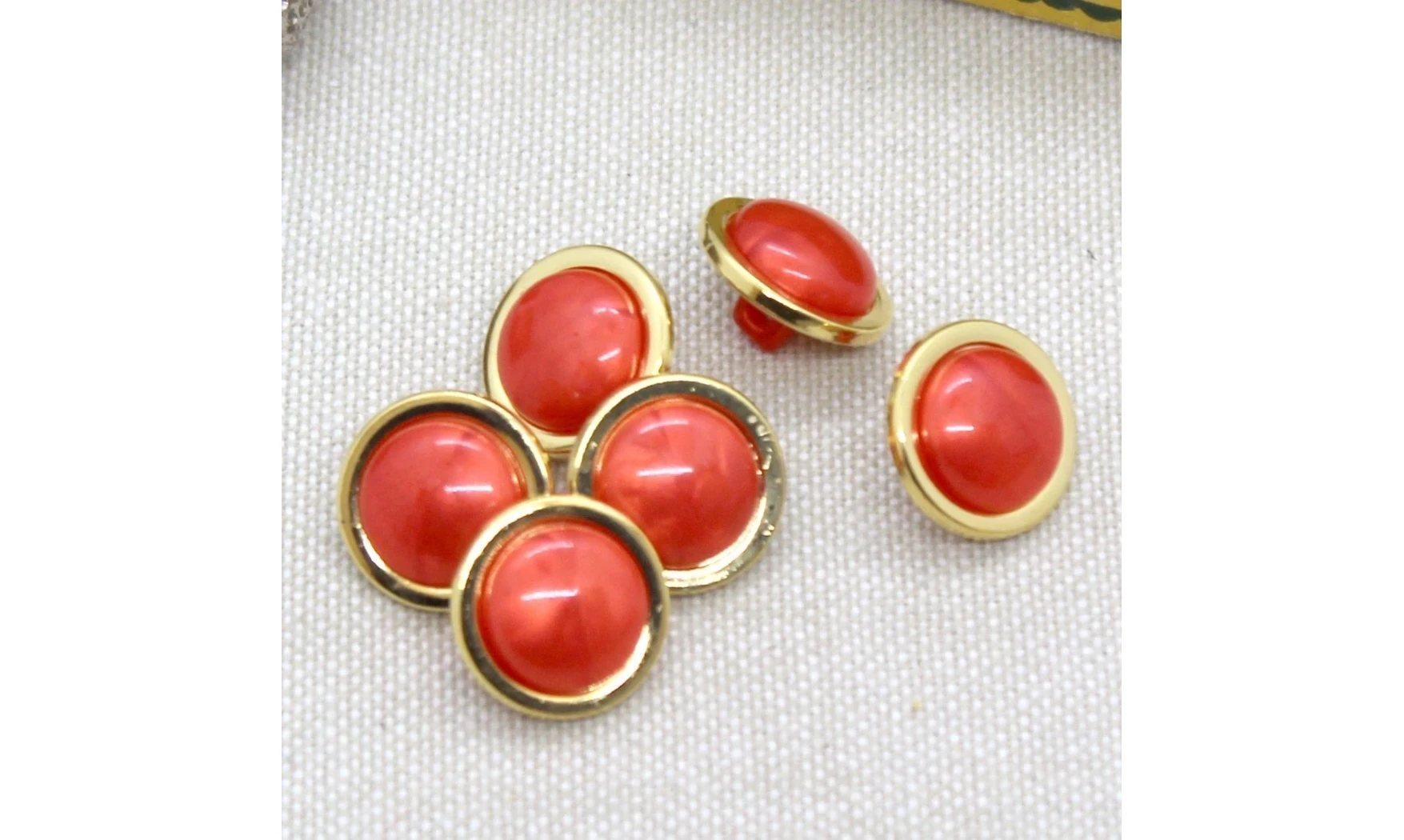 6 boutons / 14MM / Rouge nacré et or