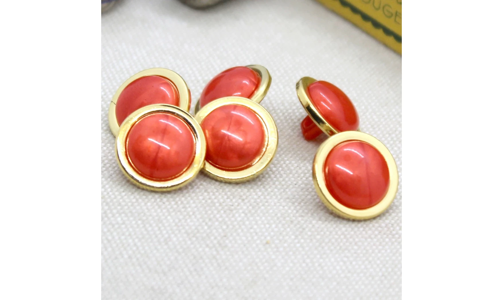 6 boutons / 14MM / Rouge nacré et or