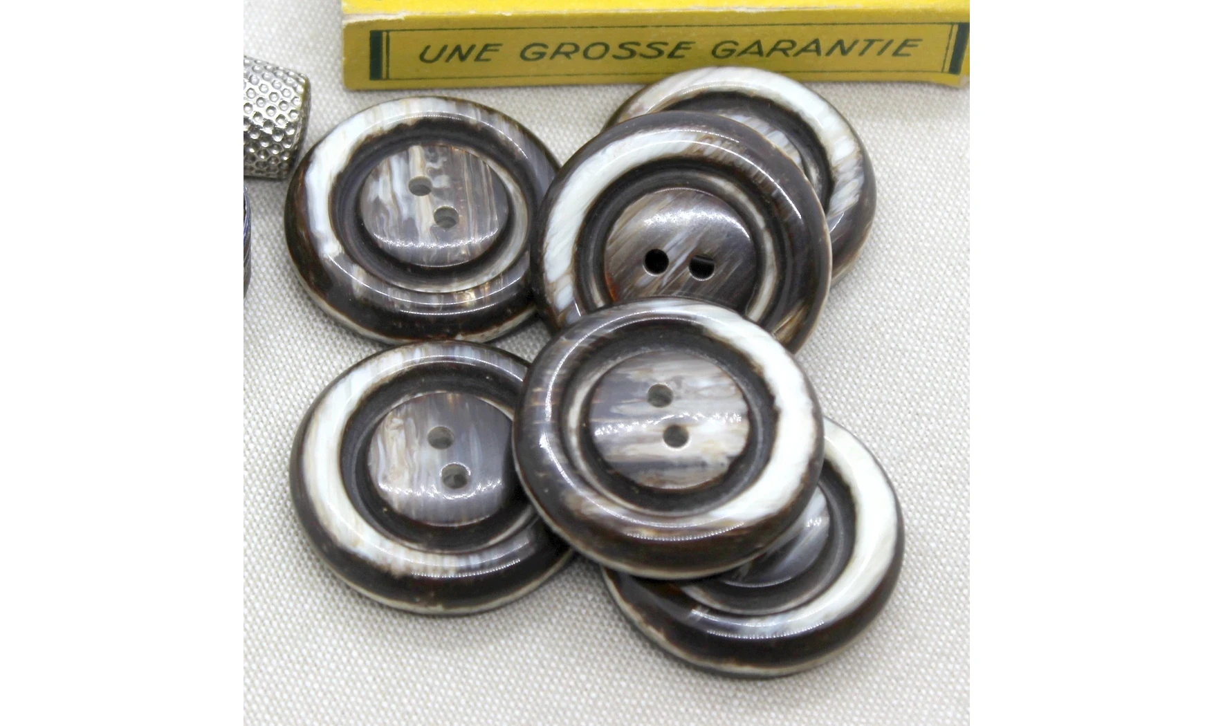 6 boutons / 36MM / Brun