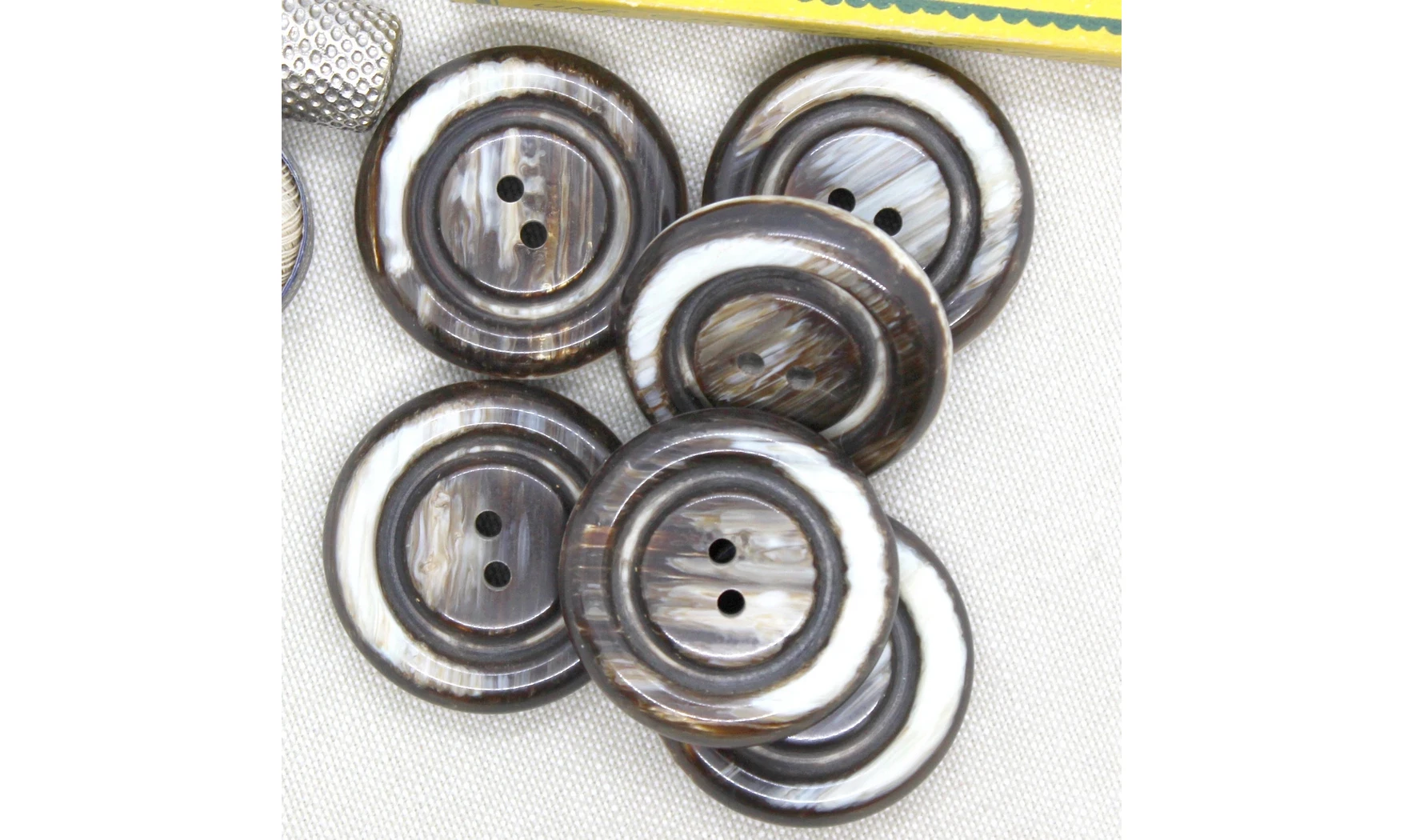 6 boutons / 36MM / Brun