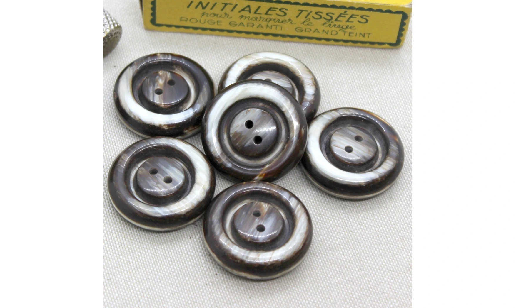 6 boutons / 30MM / Brun
