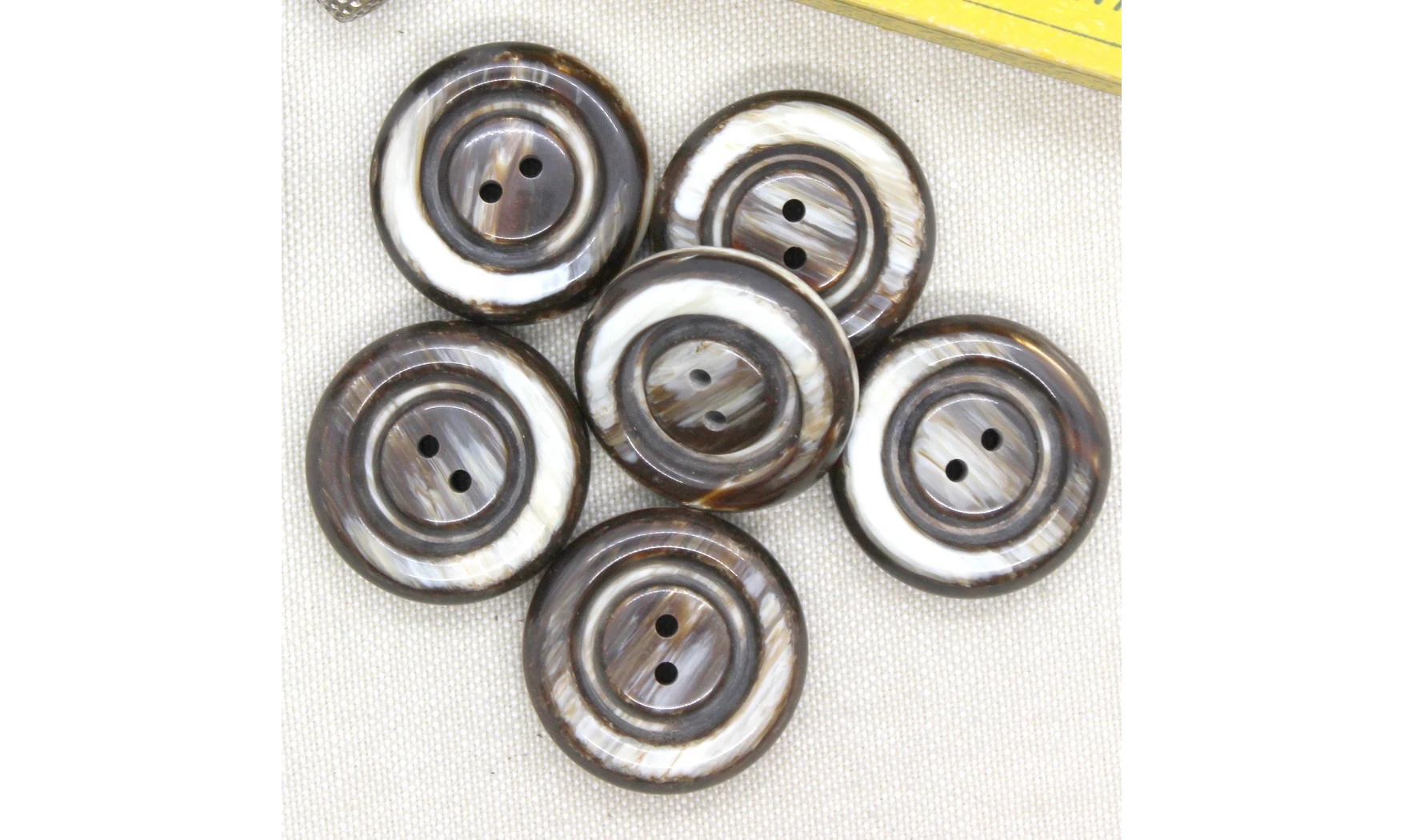 6 boutons / 30MM / Brun