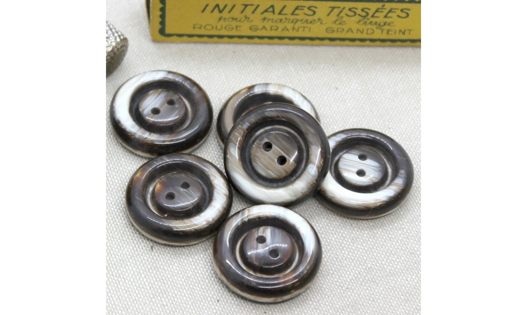 Vintage Button 052C