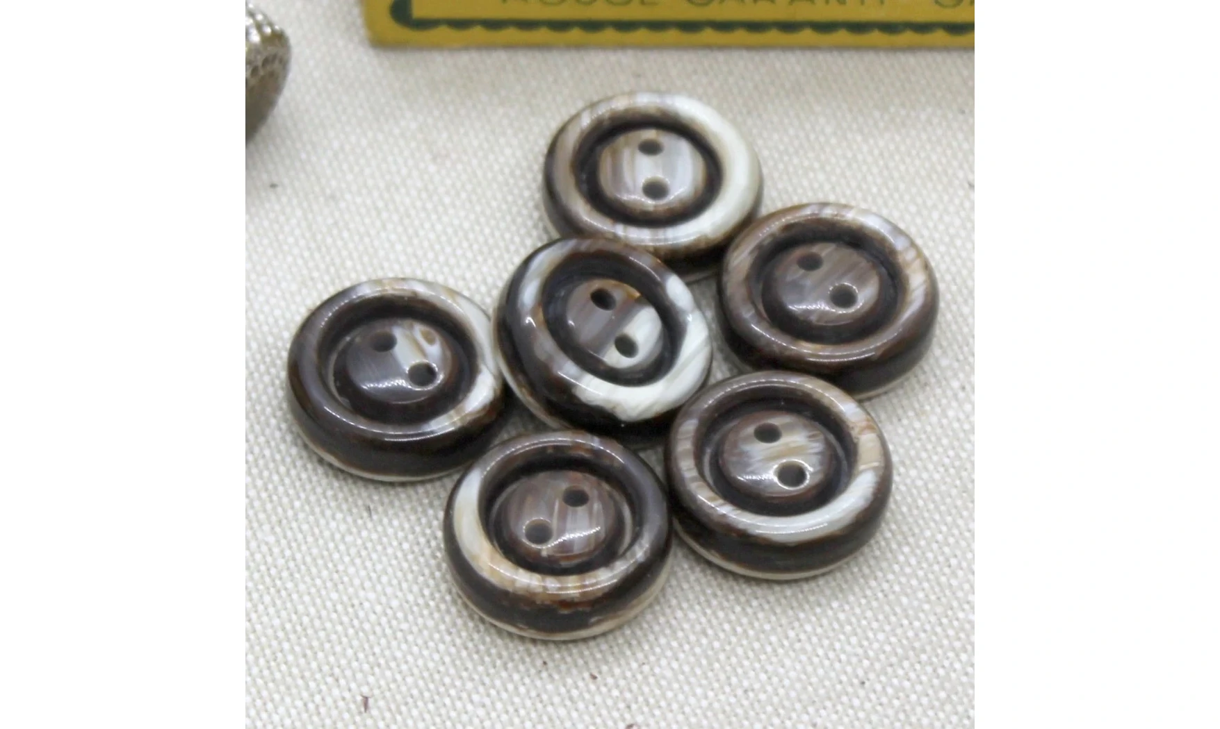 6 boutons / 18MM / Brun