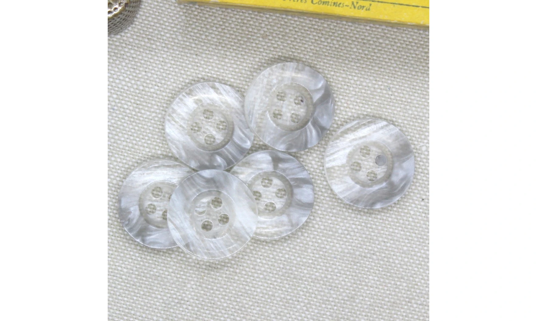 Vintage button 065A