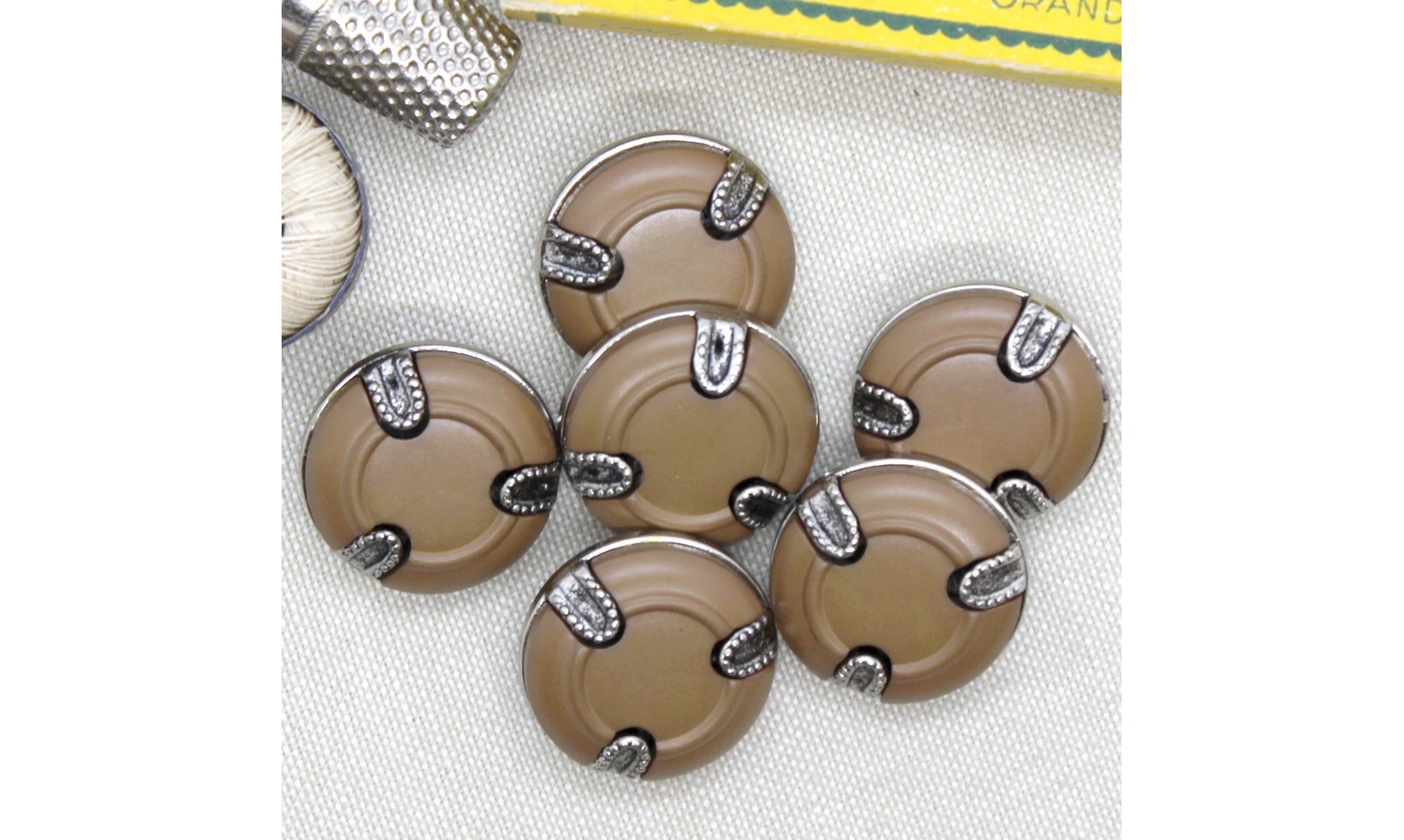 6 boutons / 25MM / Brun