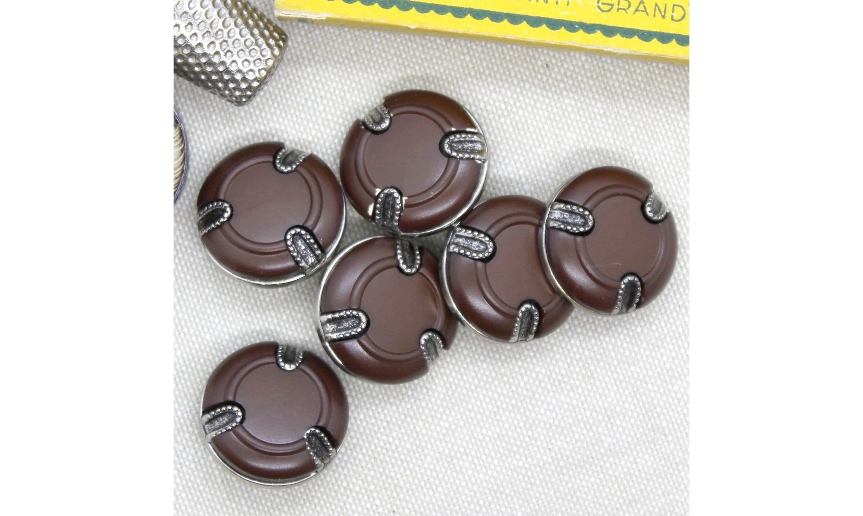 6 boutons / 22MM / Brun Chocolat