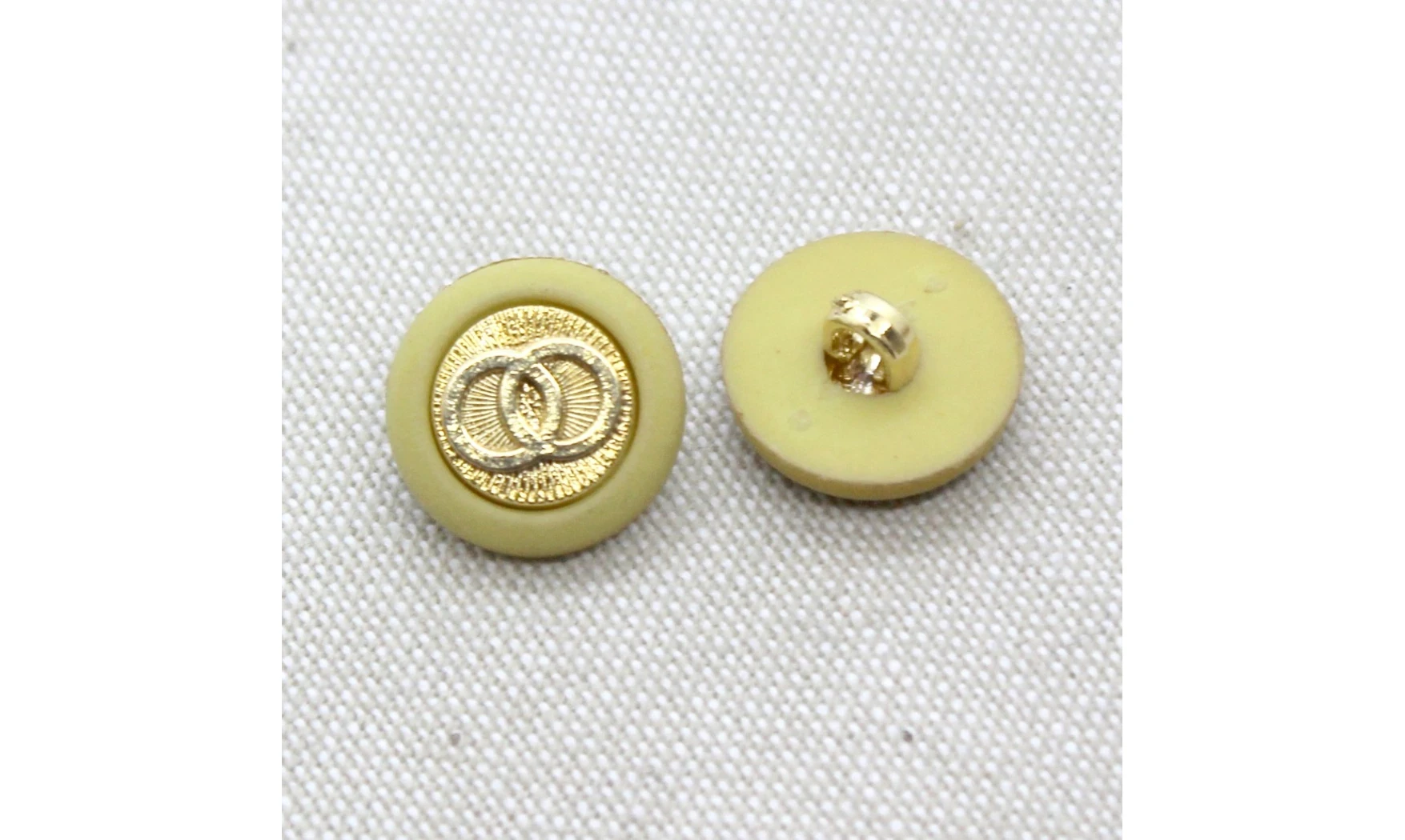 Vintage Button 462B