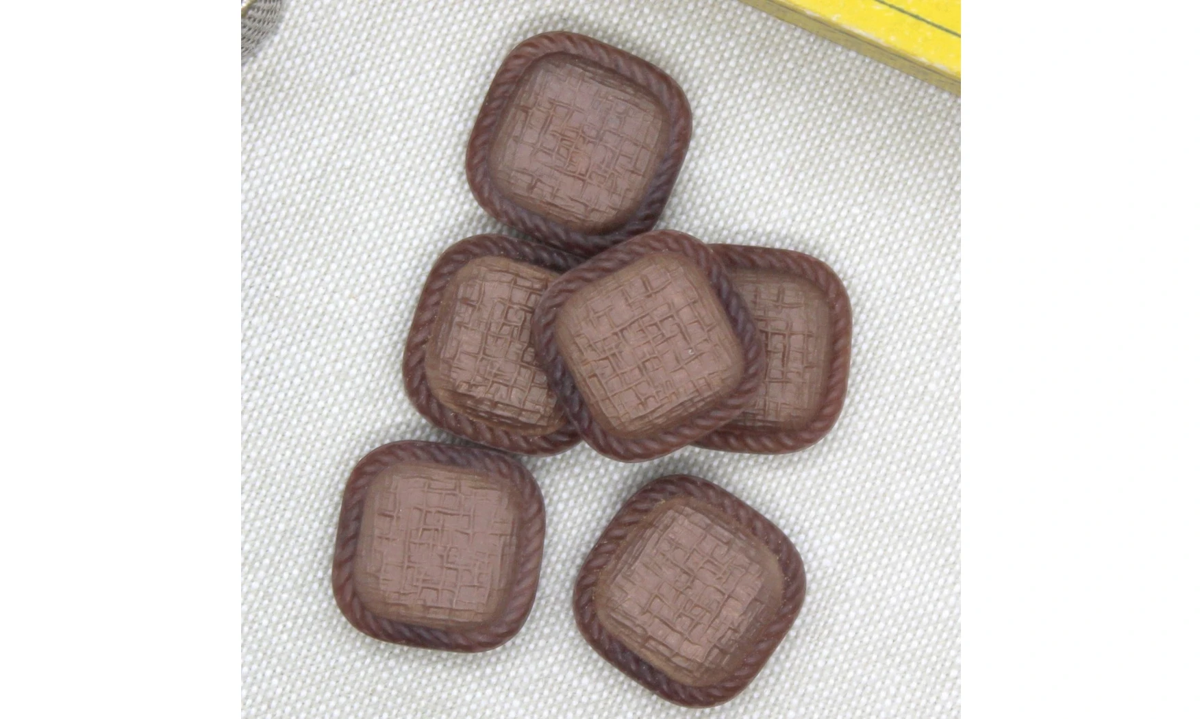 6 boutons / 19MM / Brun "Coussin carré"