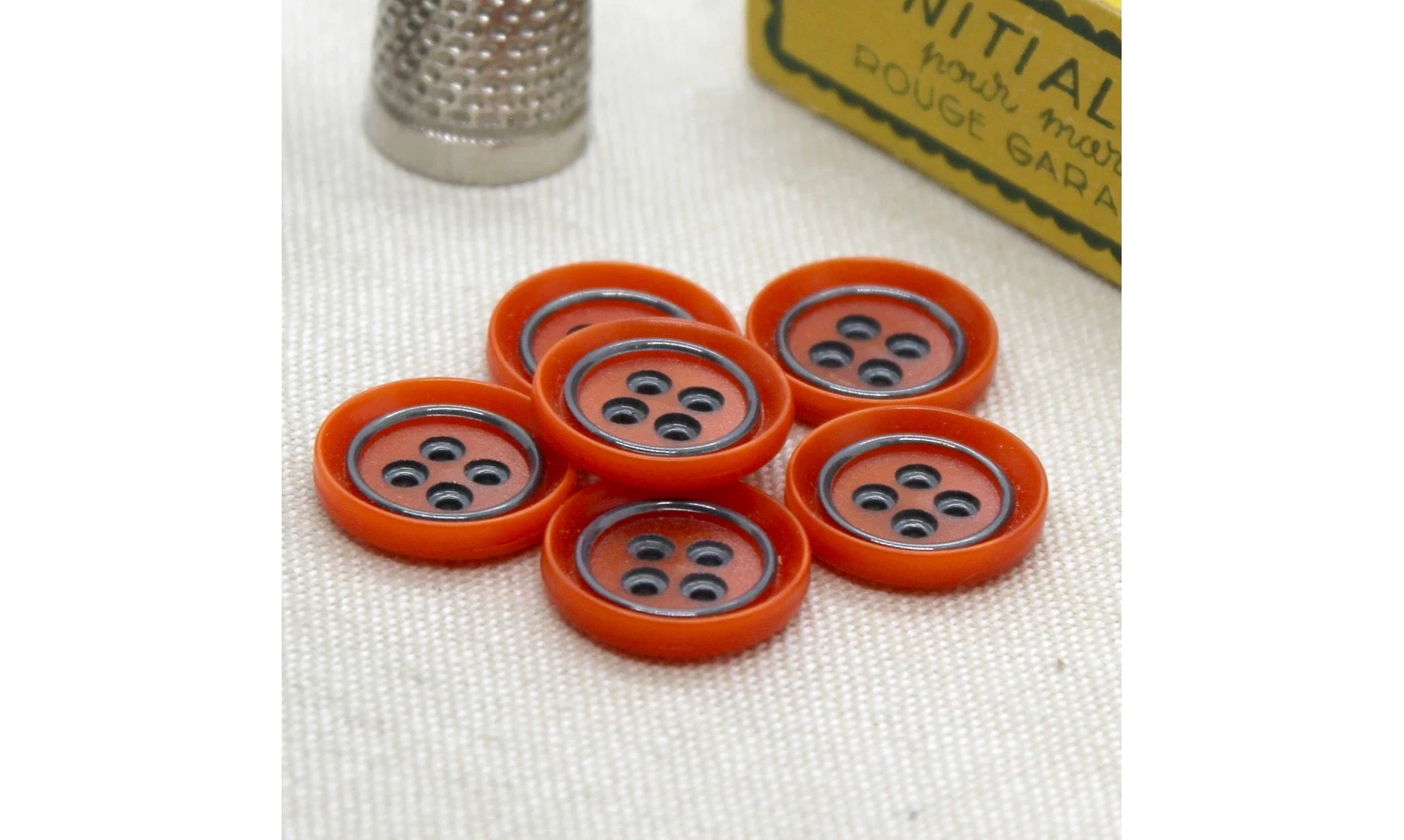 6 boutons / 17MM / Rouge et noir