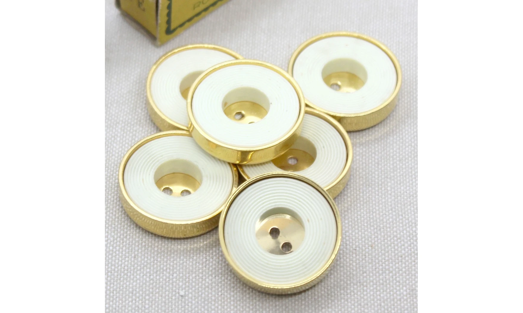 6 boutons / 27MM / Blanc Contour Or