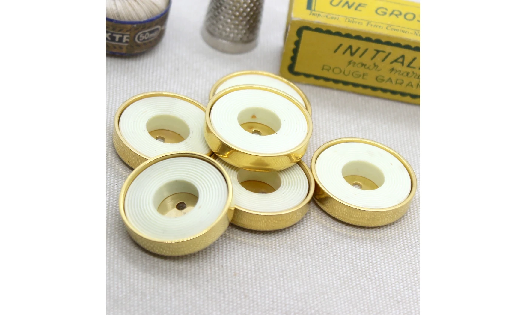 6 boutons / 27MM / Blanc Contour Or