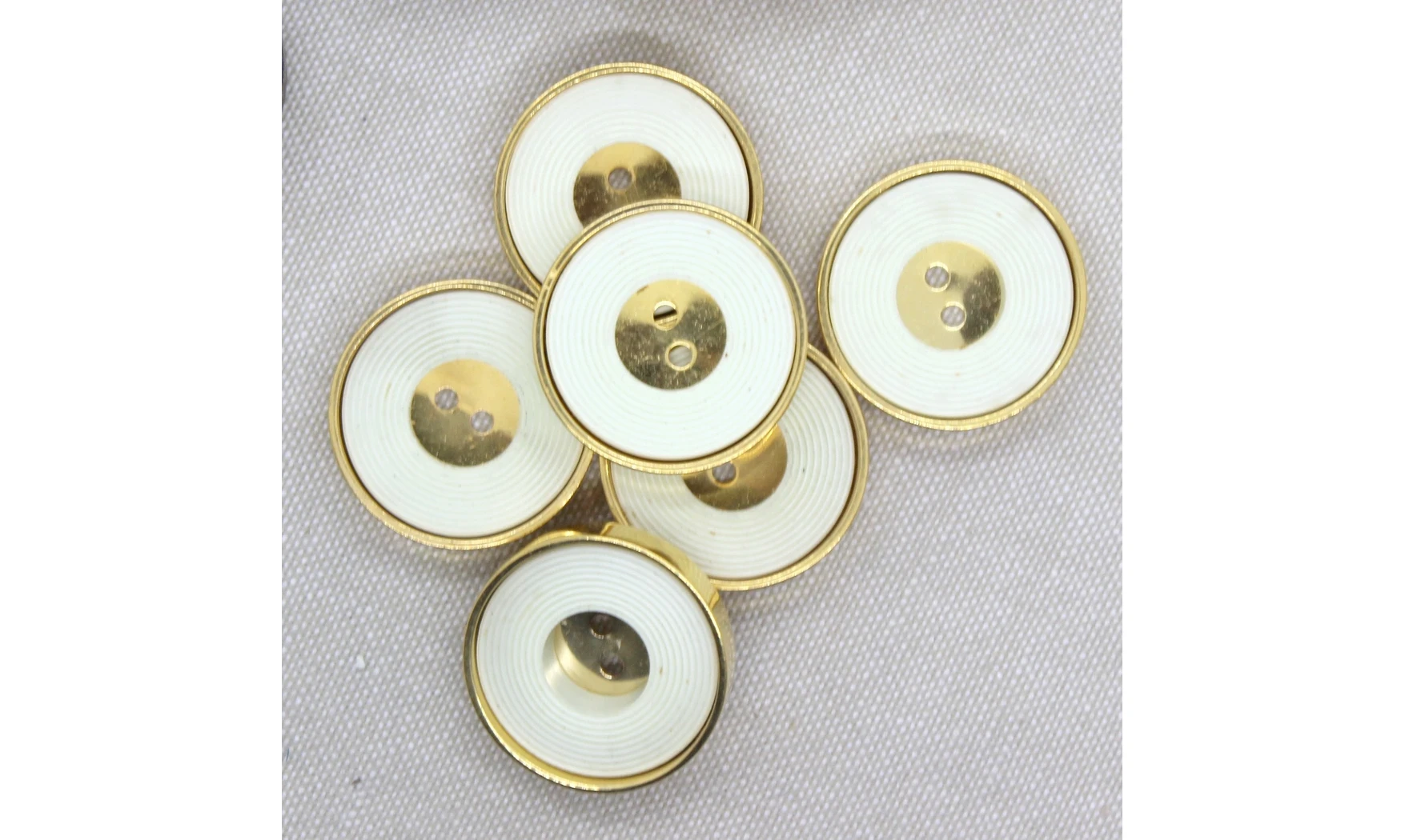 6 boutons / 27MM / Blanc Contour Or