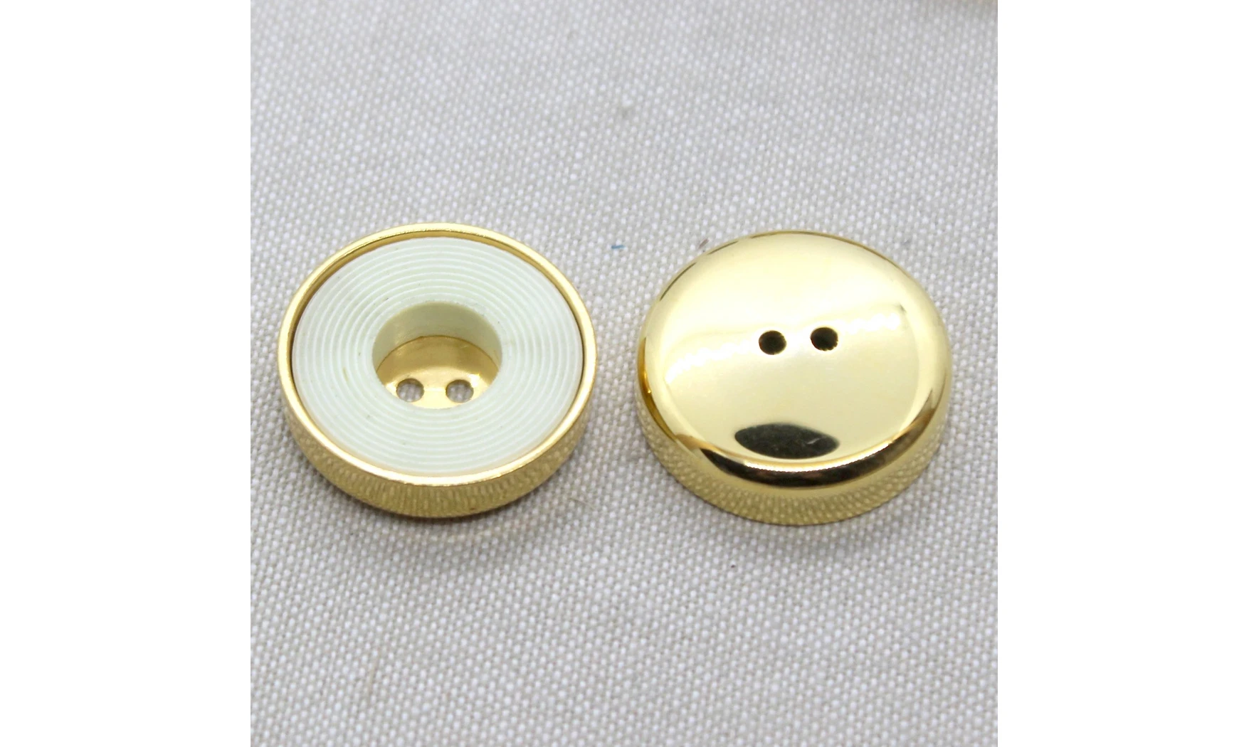 6 boutons / 27MM / Blanc Contour Or