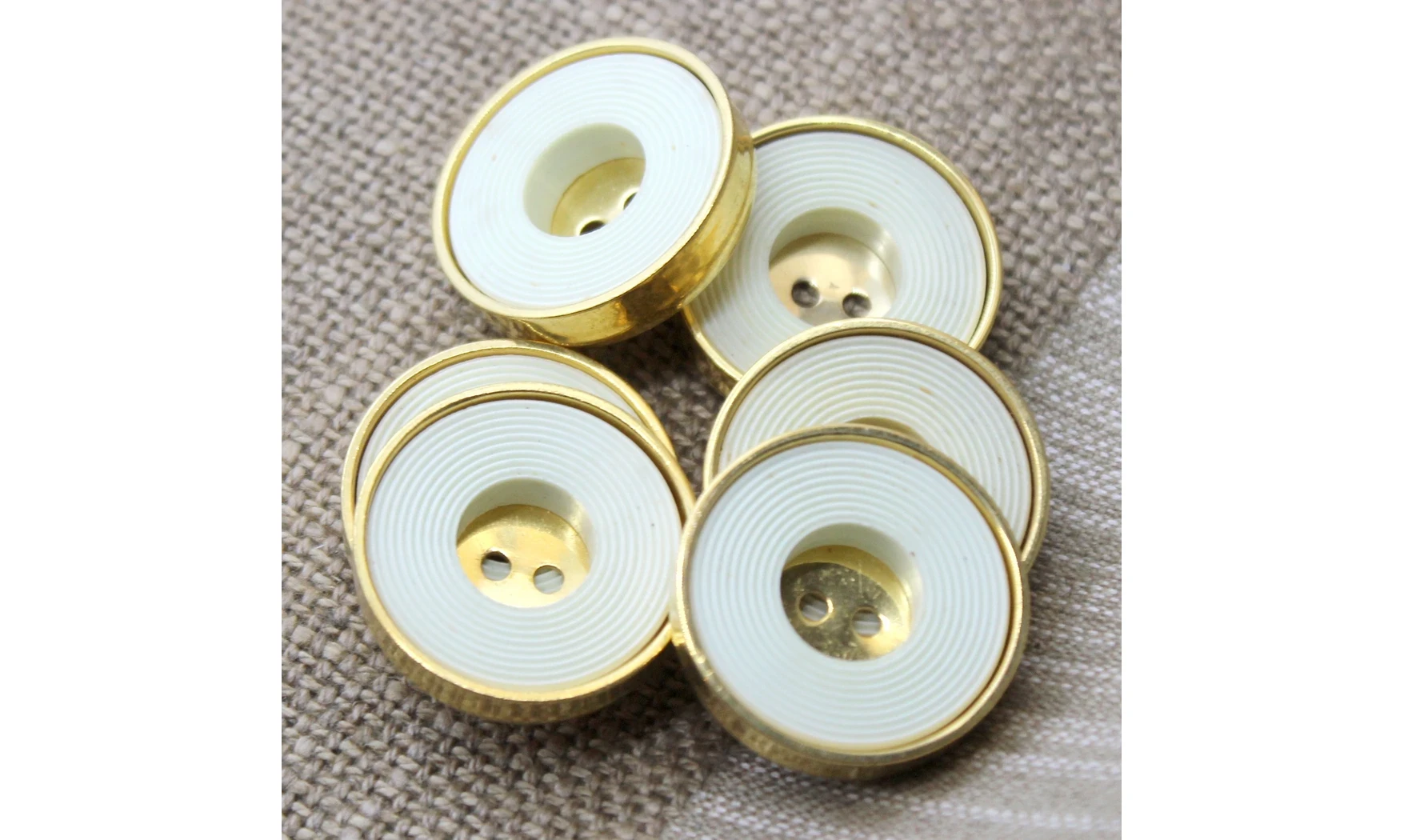 6 boutons / 27MM / Blanc Contour Or