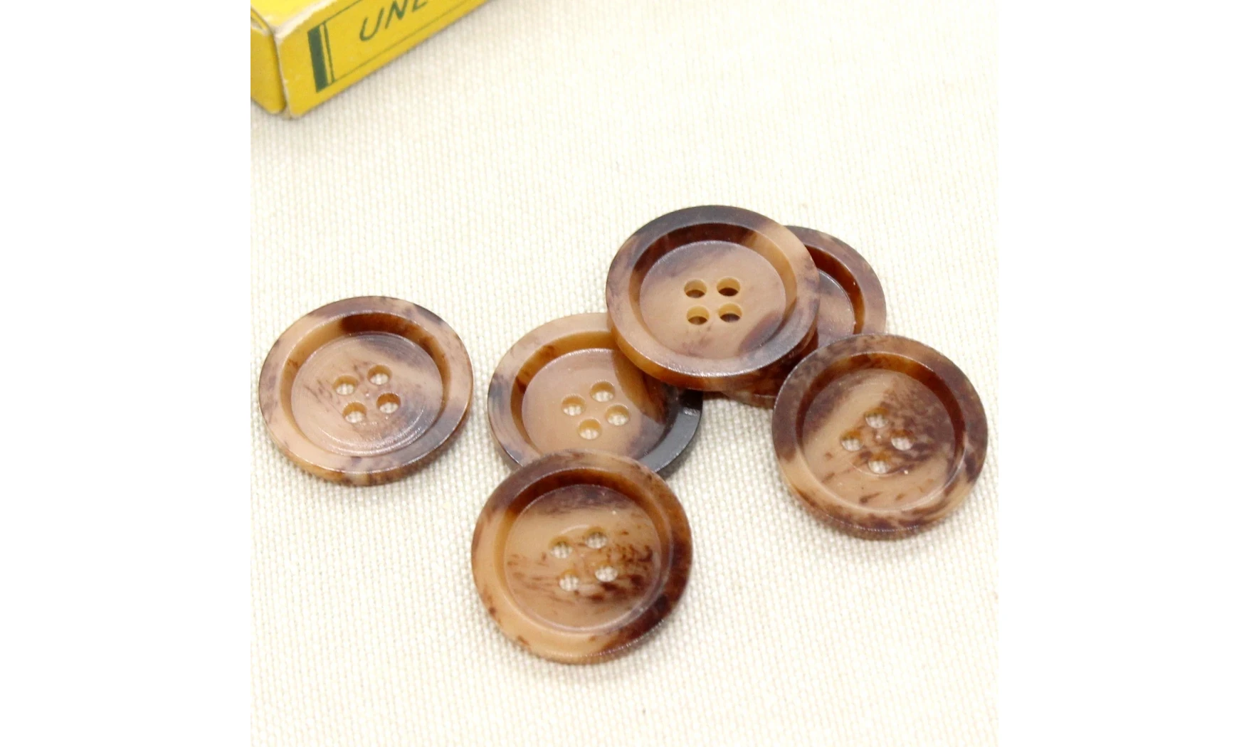 Vintage button 070A
