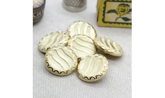 Vintage Button 563B
