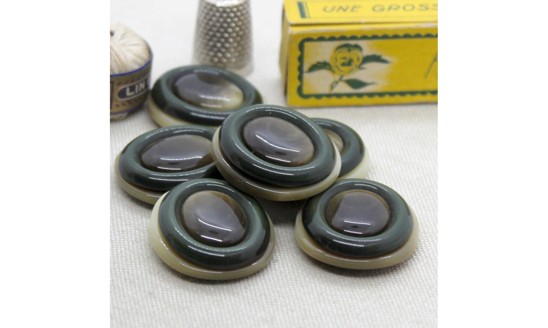 Vintage Button 662B