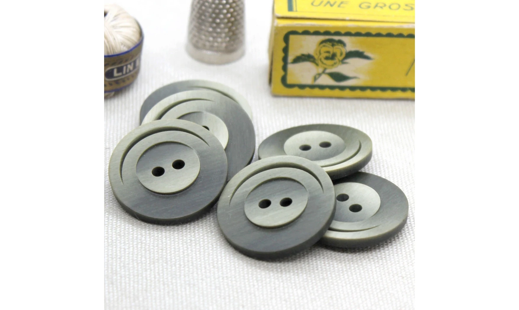 Vintage button 570B