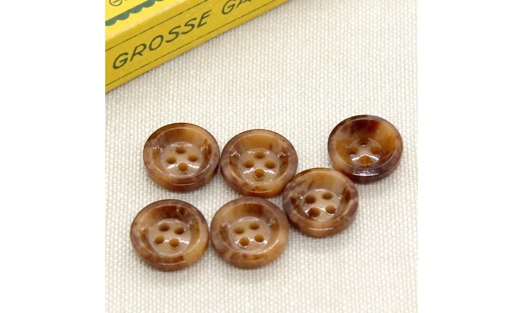 6 boutons / 14MM / Brun