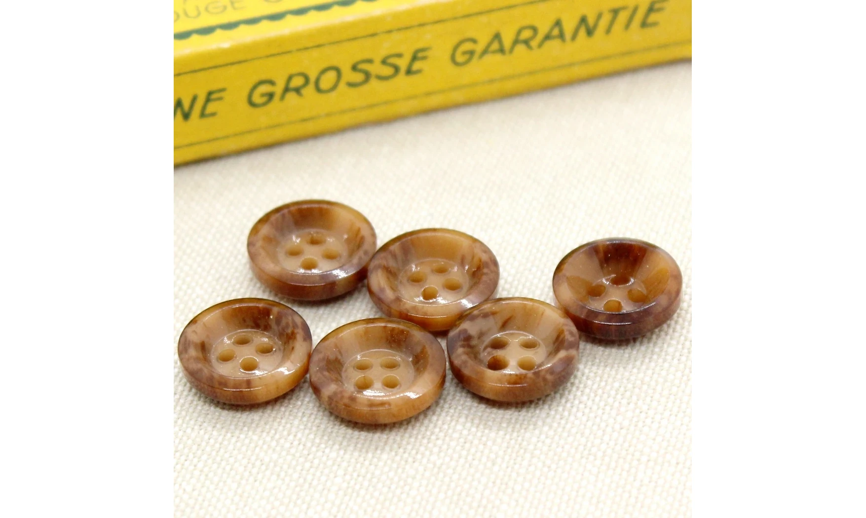 6 boutons / 14MM / Brun