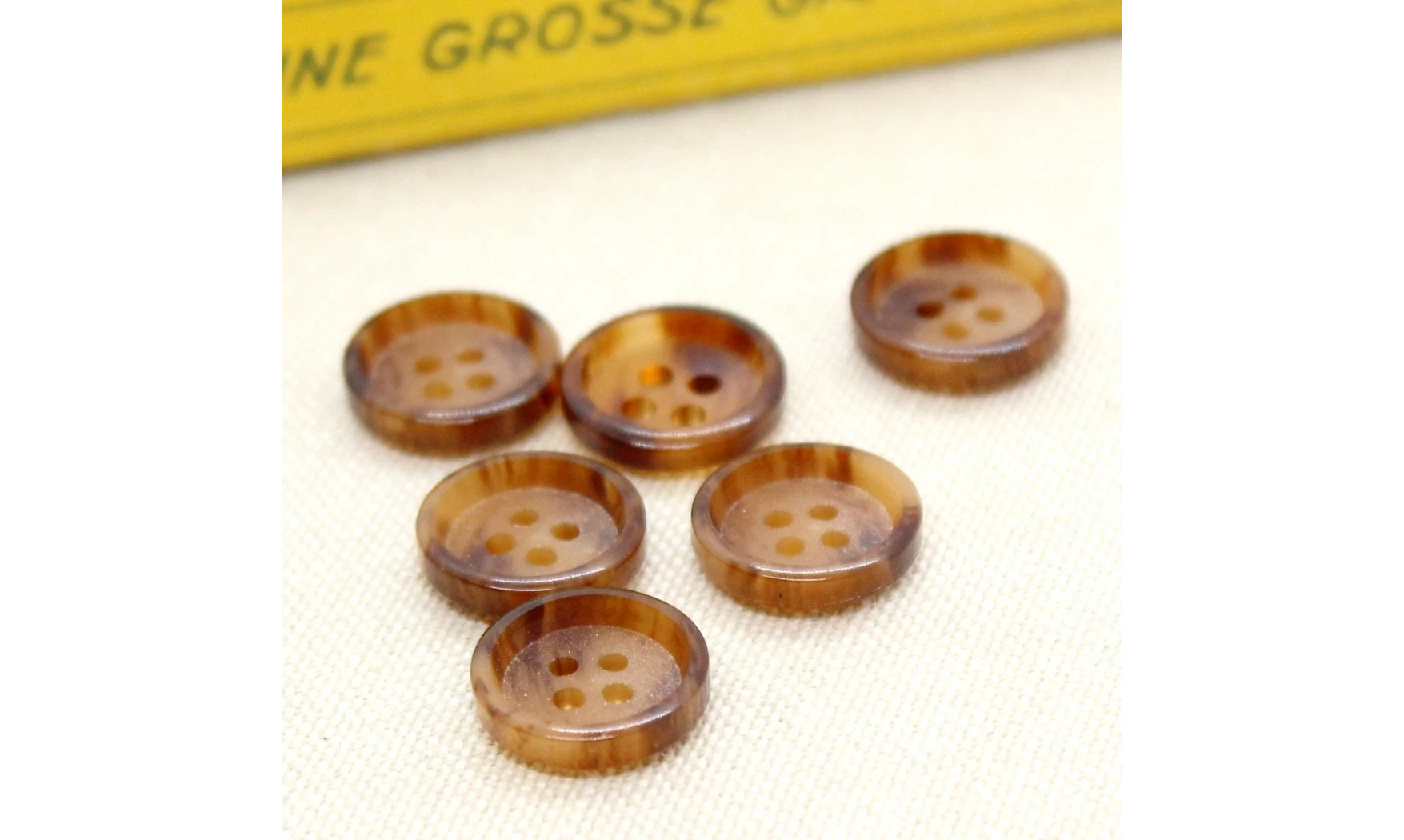 6 boutons / 14MM / Brun