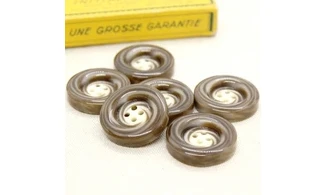 6 boutons / 27,5MM / Brun
