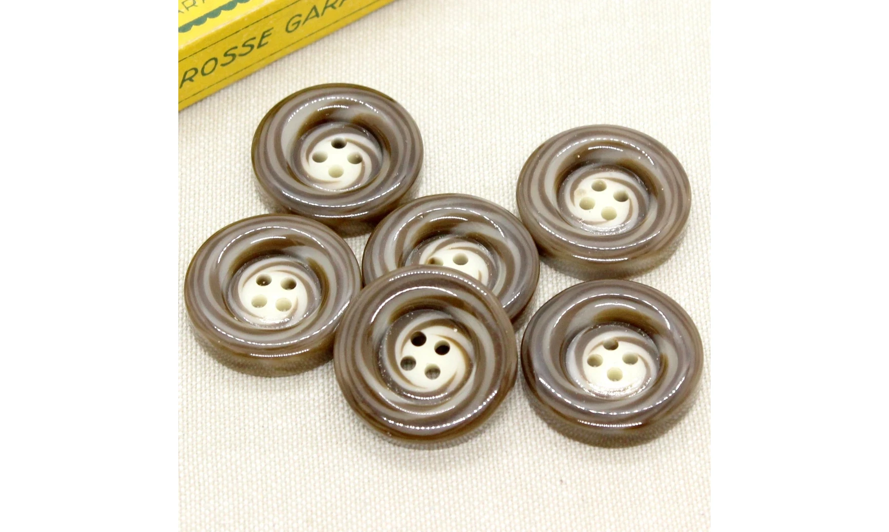 6 boutons / 27,5MM / Brun