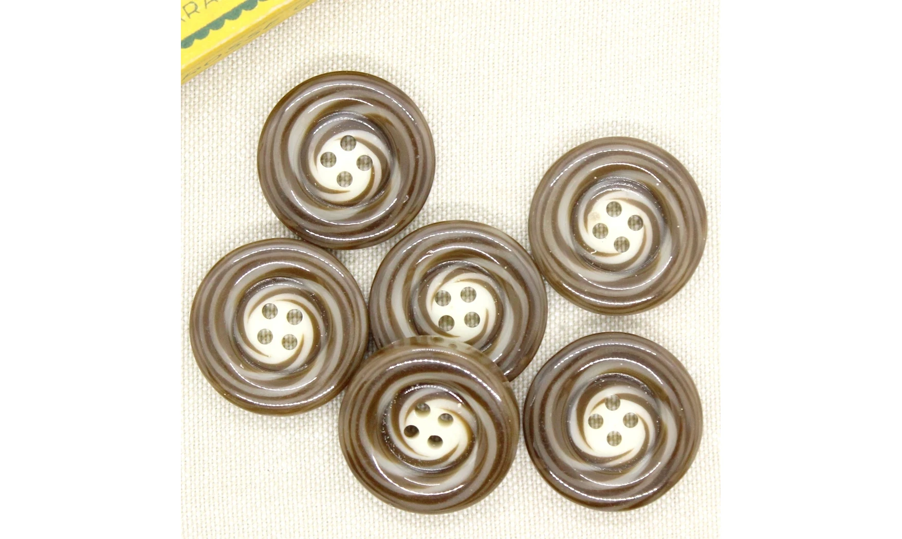 6 boutons / 27,5MM / Brun