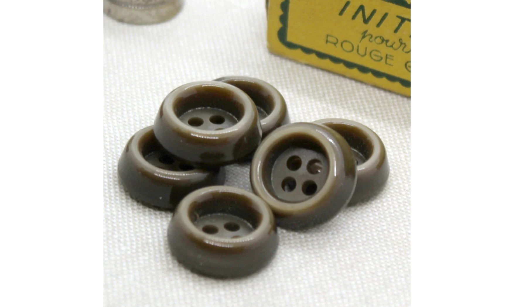 Vintage Button 069C