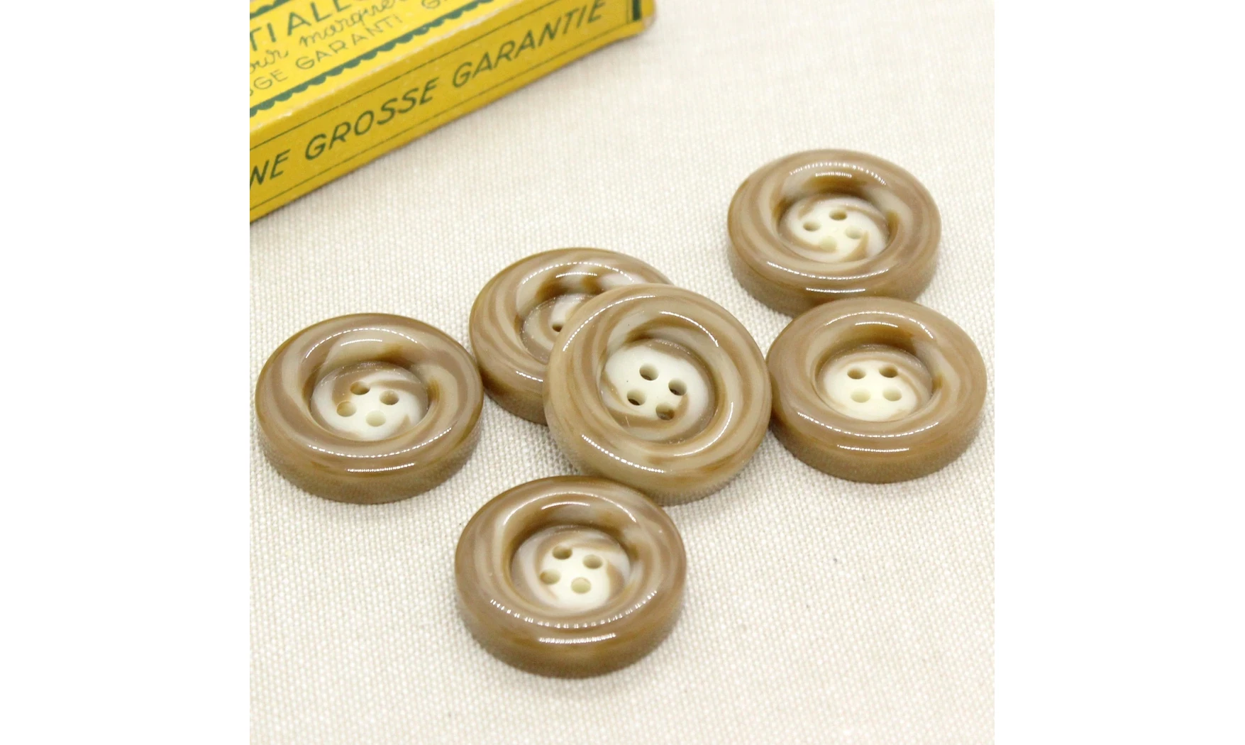 Vintage button 074A