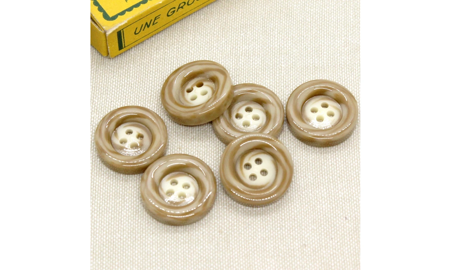 Vintage button 075A