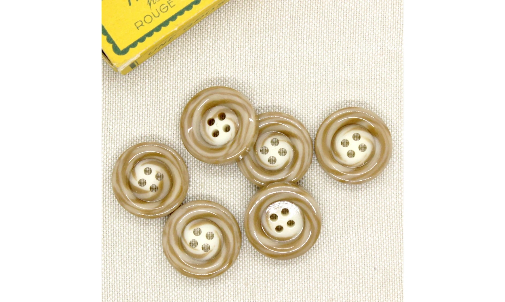 Vintage button 075A