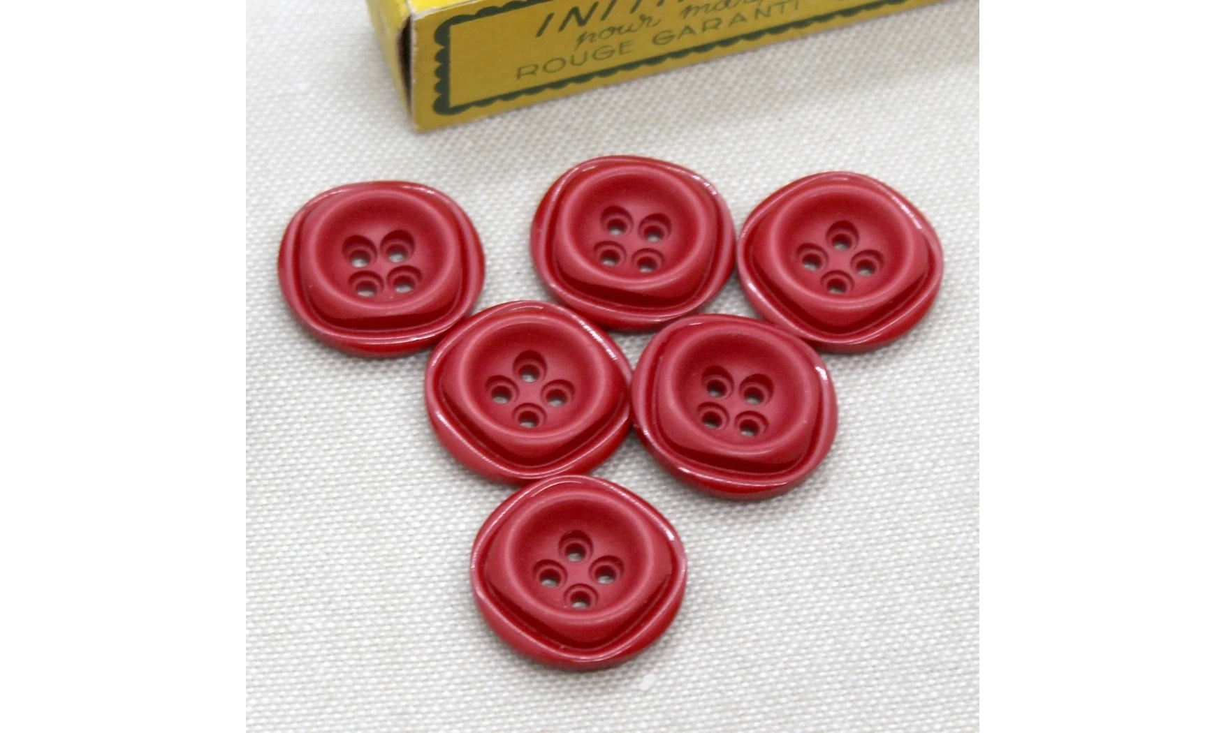 6 boutons / 21MM / Rouge mat
