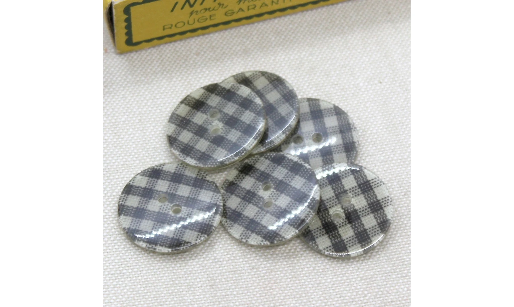 Vintage button 122A
