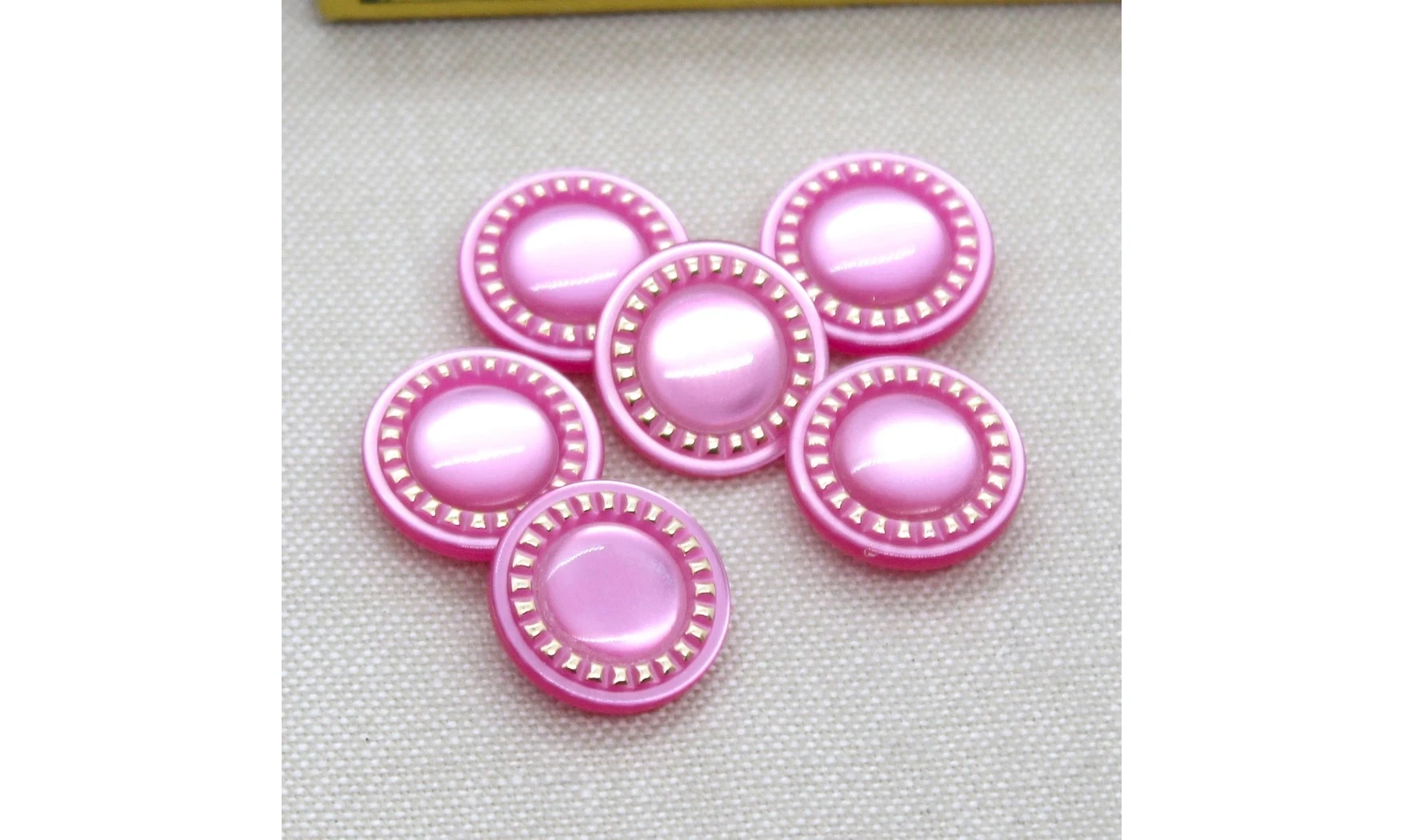 6 boutons / 18MM / Rose nacré "Pointillé