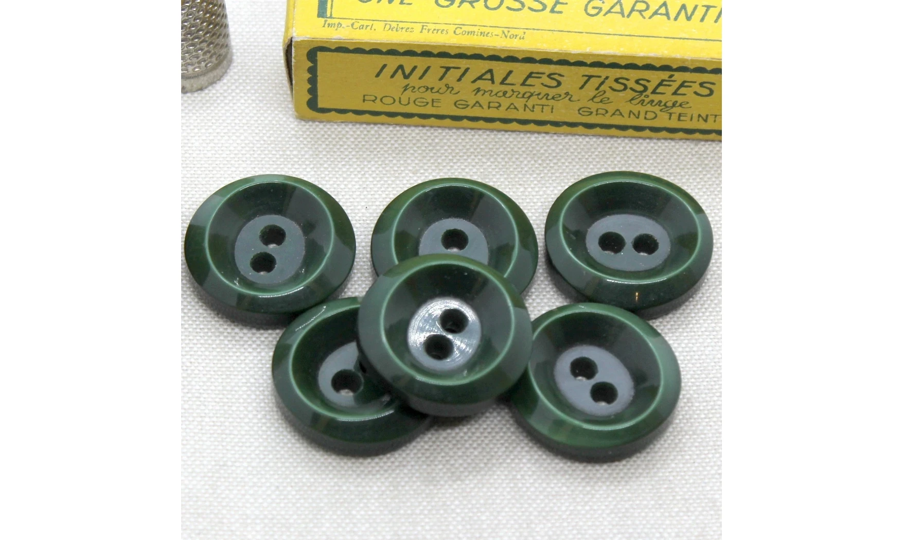 Vintage button 670B